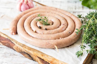 çiğ sosis ızgara ile kekik ve domates kızartma için