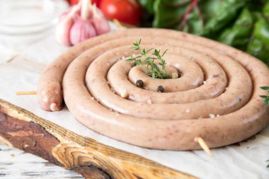 çiğ sosis ızgara ile kekik ve domates kızartma için