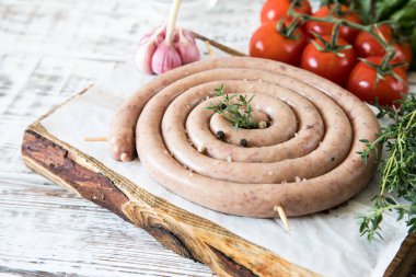 çiğ sosis ızgara ile kekik ve domates kızartma için