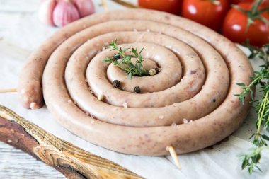 çiğ sosis ızgara ile kekik ve domates kızartma için