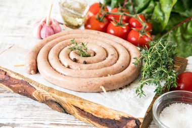 çiğ sosis ızgara ile kekik ve domates kızartma için