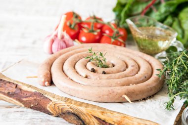 çiğ sosis ızgara ile kekik ve domates kızartma için