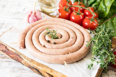 çiğ sosis ızgara ile kekik ve domates kızartma için