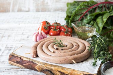 çiğ sosis ızgara ile kekik ve domates kızartma için