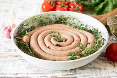 çiğ sosis ızgara ile kekik ve domates kızartma için