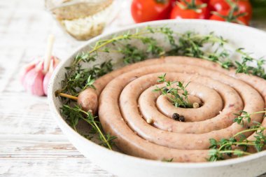 çiğ sosis ızgara ile kekik ve domates kızartma için