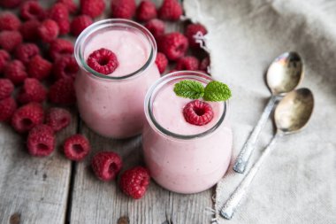 Ahududu, meyve tatlı ile yoğurt güler yüzlü. Berry güler yüzlü.