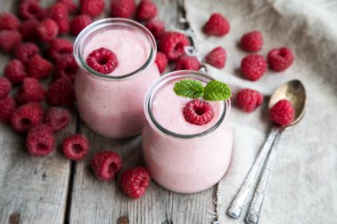 Ahududu, meyve tatlı ile yoğurt güler yüzlü. Berry güler yüzlü.