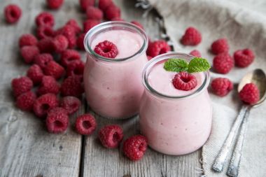 Ahududu, meyve tatlı ile yoğurt güler yüzlü. Berry güler yüzlü.