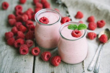 Ahududu, meyve tatlı ile yoğurt güler yüzlü. Berry güler yüzlü.