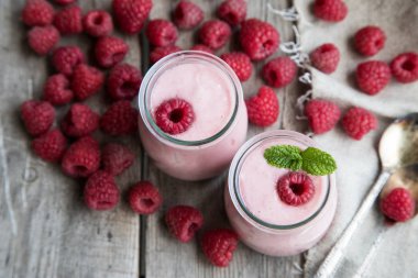 Ahududu, meyve tatlı ile yoğurt güler yüzlü. Berry güler yüzlü.