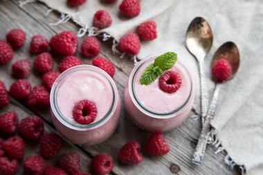 Ahududu, meyve tatlı ile yoğurt güler yüzlü. Berry güler yüzlü.