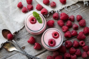 Ahududu, meyve tatlı ile yoğurt güler yüzlü. Berry güler yüzlü.