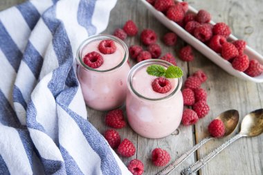 Ahududu, meyve tatlı ile yoğurt güler yüzlü. Berry güler yüzlü.