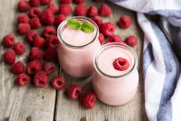 Batido de yogur con frambuesas, postre de frutas. Batido de bayas . —  Fotos de Stock