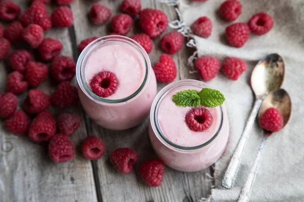 Batido de yogur con frambuesas, postre de frutas. Batido de bayas . —  Fotos de Stock