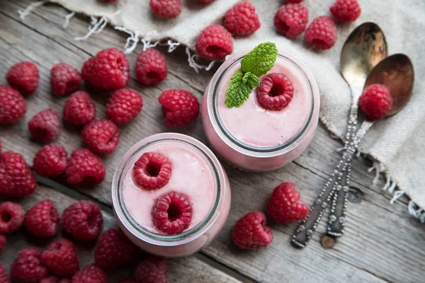Batido de yogur con frambuesas, postre de frutas. Batido de bayas . —  Fotos de Stock
