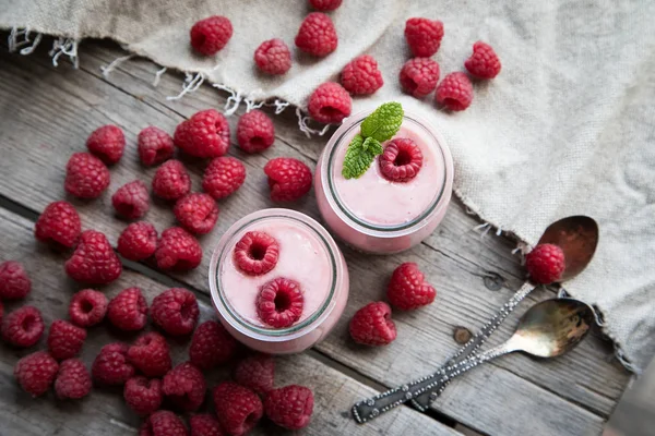 Ahududu, meyve tatlı ile yoğurt güler yüzlü. Berry güler yüzlü.