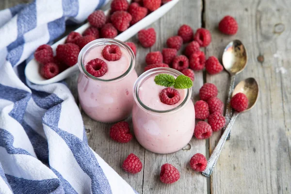 Frullato di yogurt con lamponi, dessert alla frutta. Frullato di bacche . — Foto Stock