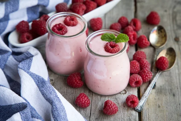 Joghurt-Smoothie mit Himbeeren, Fruchtdessert. Beeren-Smoothie. — Stockfoto