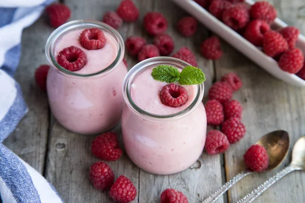 Joghurt-Smoothie mit Himbeeren, Fruchtdessert. Beeren-Smoothie. — Stockfoto