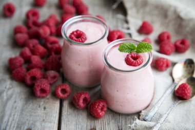 Ahududu, meyve tatlı ile yoğurt güler yüzlü. Berry güler yüzlü.