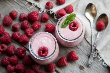 Ahududu, meyve tatlı ile yoğurt güler yüzlü. Berry güler yüzlü.