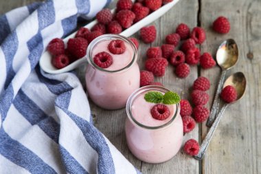 Ahududu, meyve tatlı ile yoğurt güler yüzlü. Berry güler yüzlü.