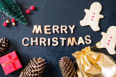 Gingerbread çerezleri kartıyla. Pişmiş harfleri mutlu Noeller