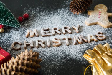 Gingerbread çerezleri kartıyla. Pişmiş harfleri mutlu Noeller