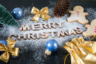 Gingerbread çerezleri kartıyla. Pişmiş harfleri mutlu Noeller