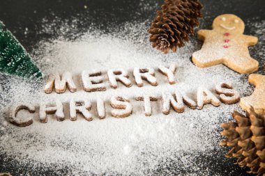 Gingerbread çerezleri kartıyla. Pişmiş harfleri mutlu Noeller