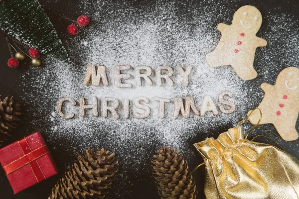 Carta con biscotti di pan di zenzero. Lettere al forno Buon Natale — Foto Stock
