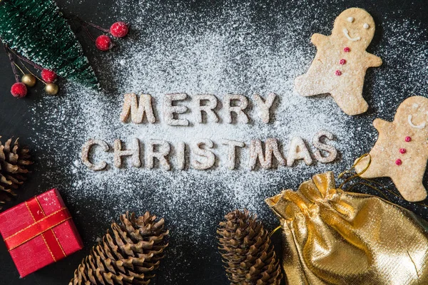 Gingerbread çerezleri kartıyla. Pişmiş harfleri mutlu Noeller