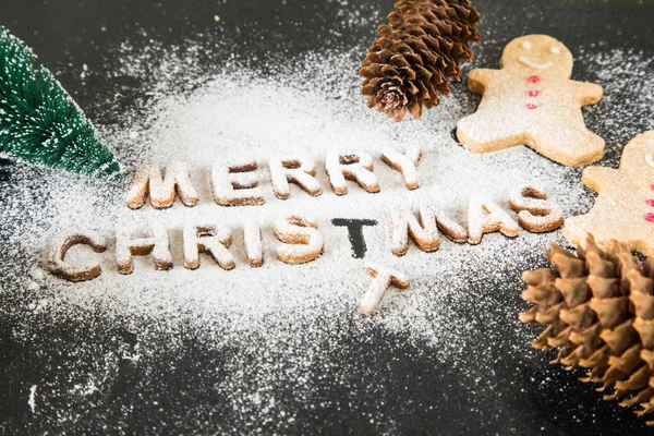 Cartão com biscoitos de gengibre. Cartas cozidas Feliz Natal — Fotografia de Stock