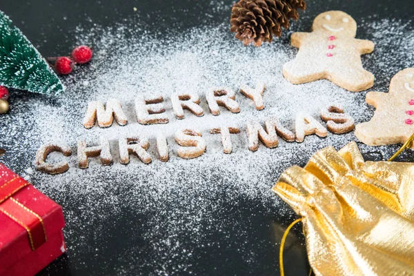 Cartão com biscoitos de gengibre. Cartas cozidas Feliz Natal — Fotografia de Stock