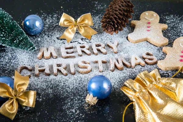 Gingerbread çerezleri kartıyla. Pişmiş harfleri mutlu Noeller