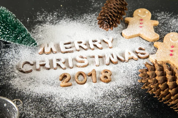 Cartão com biscoitos de gengibre. Cartas cozidas Feliz Natal — Fotografia de Stock