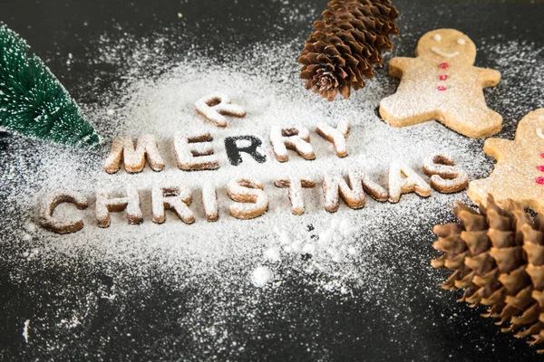 Cartão com biscoitos de gengibre. Cartas cozidas Feliz Natal — Fotografia de Stock