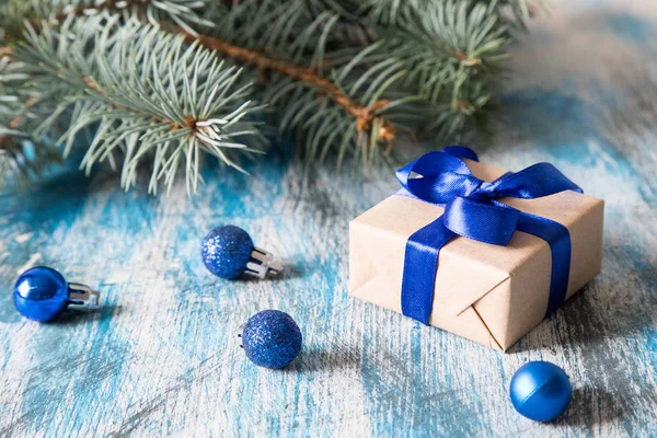 Biglietto natalizio con confezioni regalo e addobbi natalizi — Foto Stock