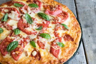 Sıcak ev yapımı Pepperoni Pizza bir rustik ahşap tablo. 