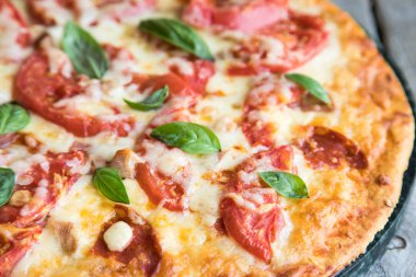 Sıcak ev yapımı Pepperoni Pizza bir rustik ahşap tablo. 