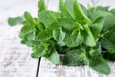 Nane. Ahşap masa taze yeşil organik nane yaprağı demet 