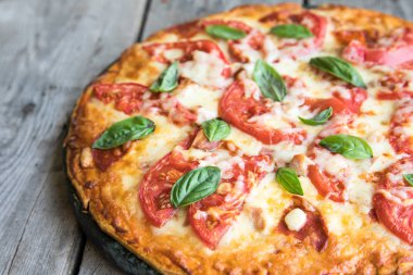 Sıcak ev yapımı Pepperoni Pizza bir rustik ahşap tablo. 