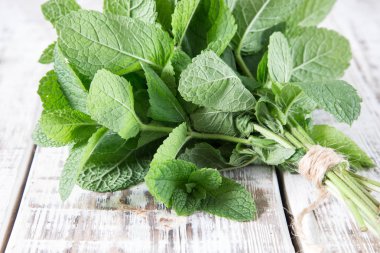 Nane. Ahşap masa taze yeşil organik nane yaprağı demet 