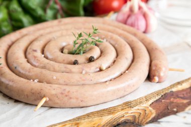 çiğ sosis ızgara vintage kesme tahtası üzerinde kızartma için 