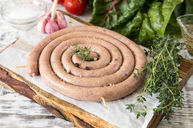 çiğ sosis ızgara vintage kesme tahtası üzerinde kızartma için 