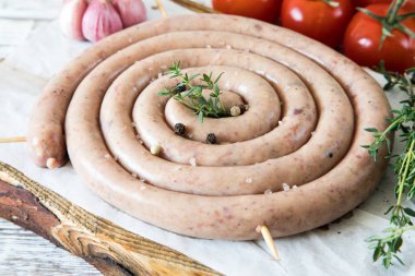 çiğ sosis ızgara vintage kesme tahtası üzerinde kızartma için 