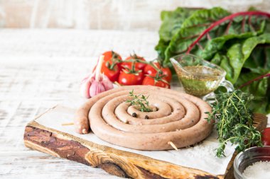 çiğ sosis ızgara vintage kesme tahtası üzerinde kızartma için 