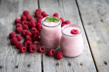 Ahududu, meyve tatlı ile yoğurt güler yüzlü. Berry güler yüzlü.